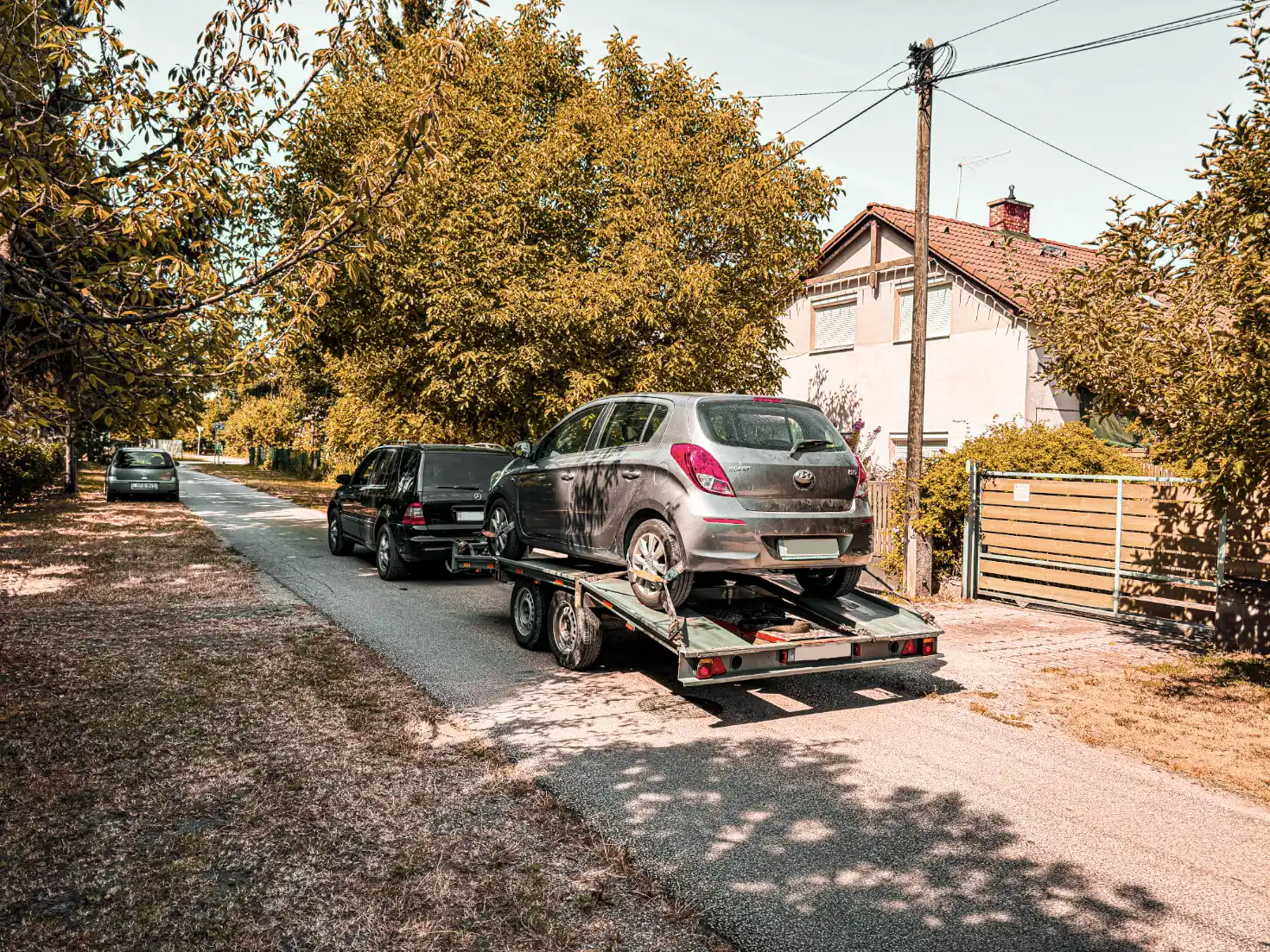 Tréleres autómentés. Autószállító tréler autót ment Székesfehérvár környékén.