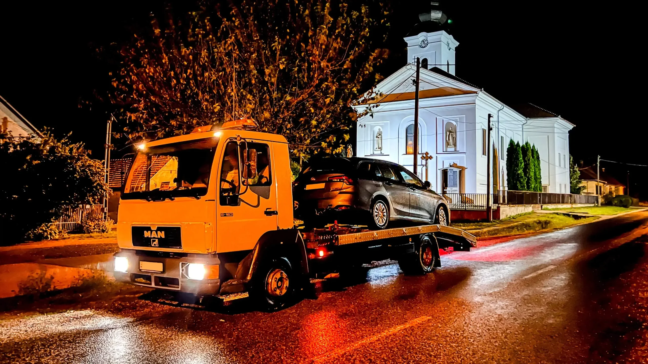 Kép amelyen egy autó van mentve az 1am autómentője által.