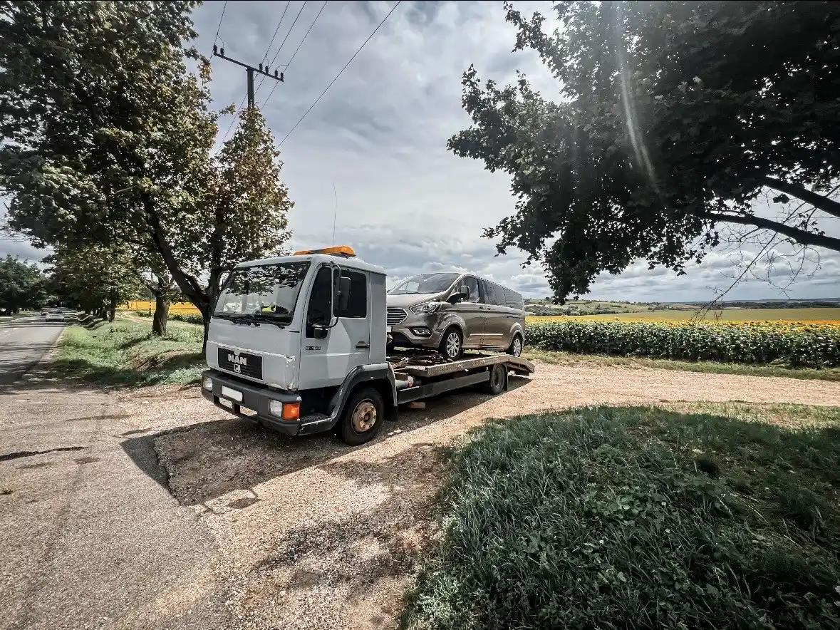 Autómentés páty, autómentő, darus autómentő páty, tréler páty, autószállítás, furgonmentés páty