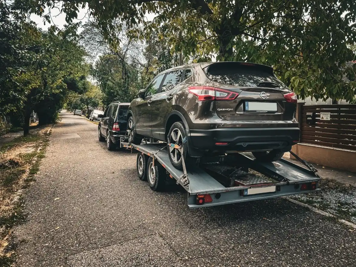 Autószállítás tréleren. autószállító tréler, tréleres autószállítás