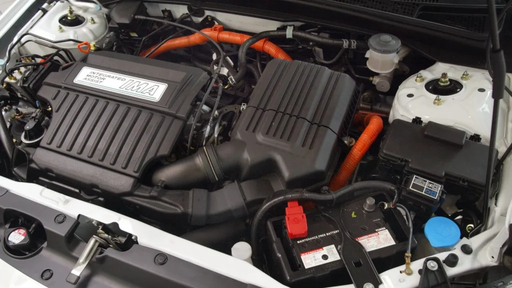 Hibrid autó bikázása