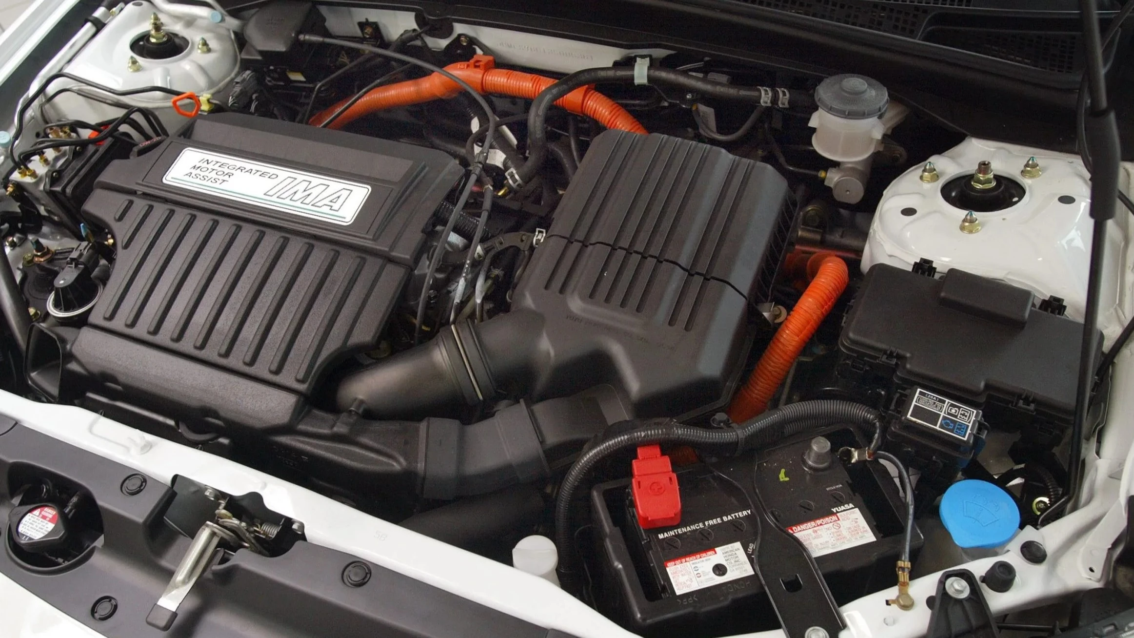 Hibrid autó bikázása