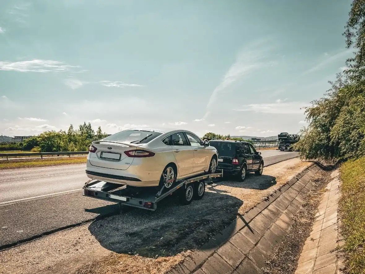 Tréler autópályán, autó trélerezés, autószállítás, tréler